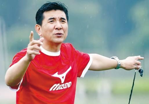 一方面同母异父的弟弟野心勃勃勾结七海成为海洋领主，对主张和平的海王步步紧逼
